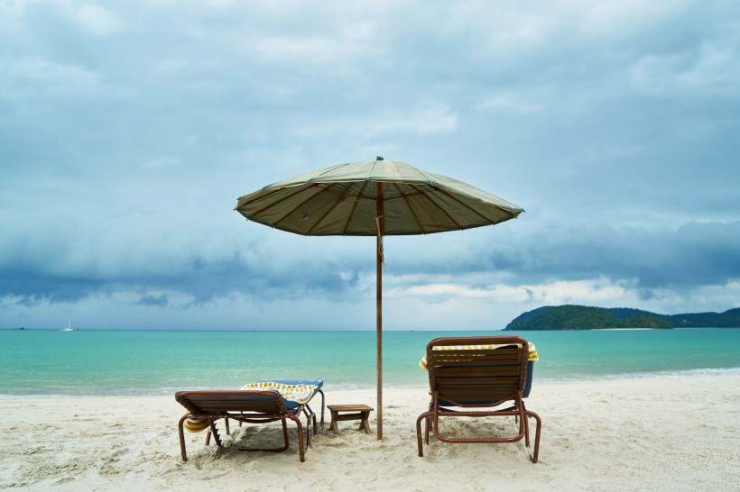 点击大图看下一张：海滩上的太阳伞图片