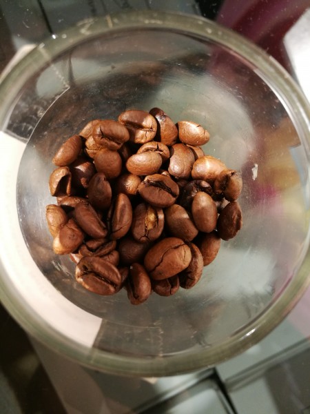 点击大图看下一张：容器里的咖啡豆图片