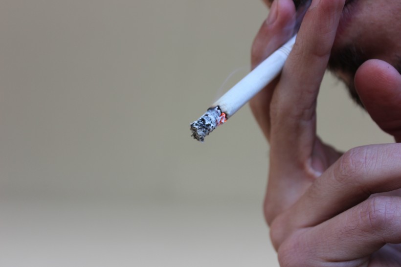 点击大图看下一张：手指间点燃的香烟图片