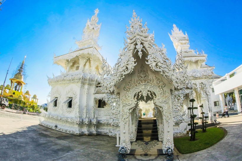 点击大图看下一张：雕刻精美的佛教建筑图片