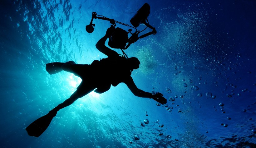 点击大图看下一张：海底潜水人物图片
