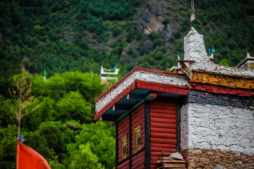 点击大图看下一张:四川甘孜甲居藏寨风景图片