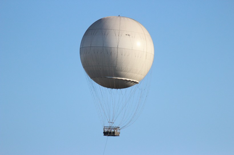 点击大图看下一张：高空中的热气球图片