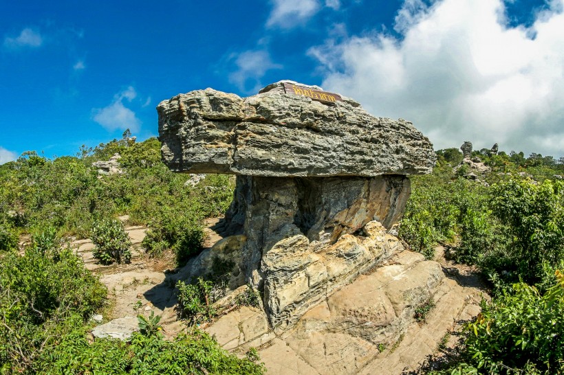 点击大图看下一张：泰国岩石遗址图片