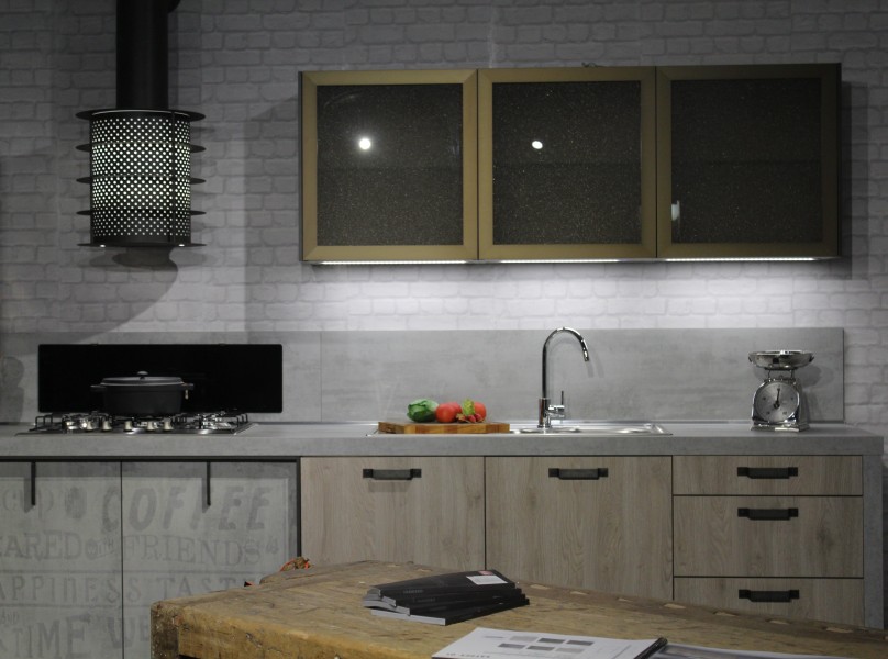 点击大图看下一张：整洁的现代厨房图片