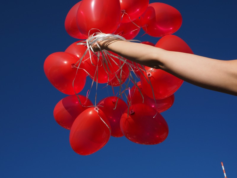 点击大图看下一张：心形红气球图片