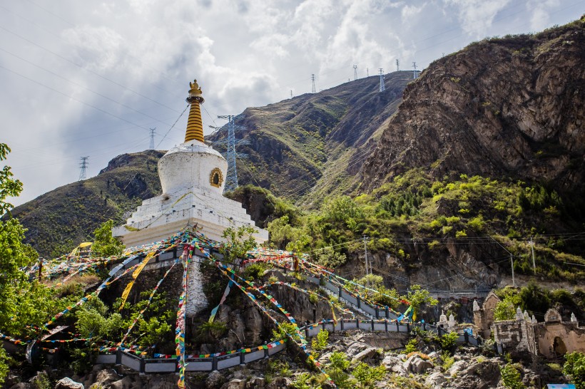 点击大图看下一张：四川甘孜甲居藏寨风景图片