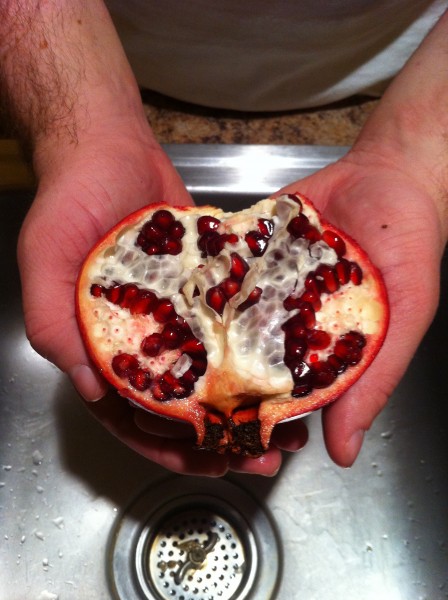 点击大图看下一张：被拨开露出石榴粒的石榴图片