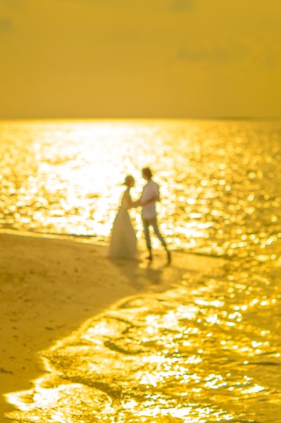 点击大图看下一张：海边的情侣图片