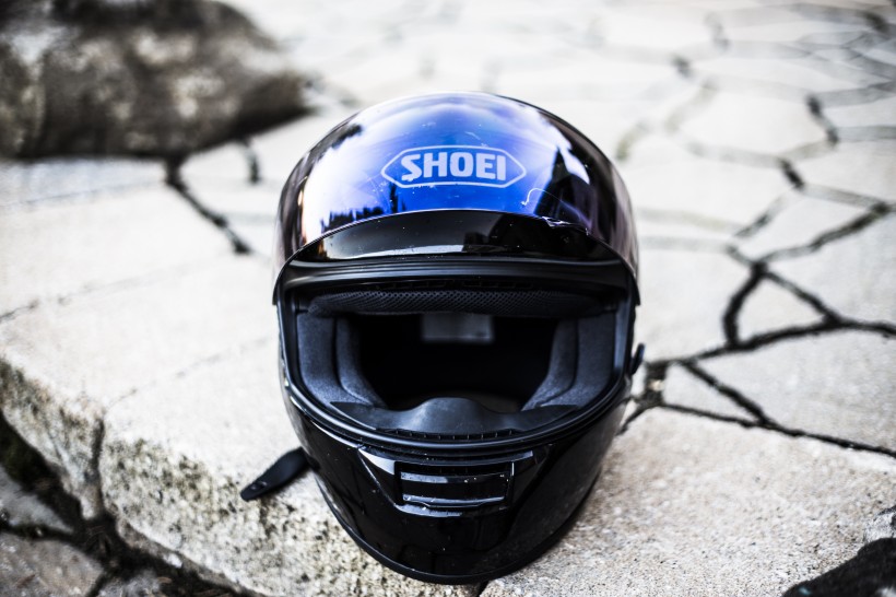 点击大图看下一张：炫酷的摩托车头盔图片