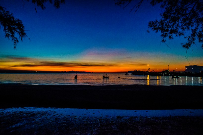点击大图看下一张：泰国苏梅岛夜景图片