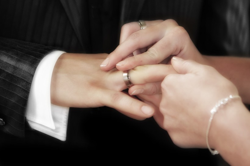 点击大图看下一张：带着结婚戒指的手图片
