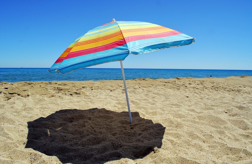 点击大图看下一张：海滩上的太阳伞图片