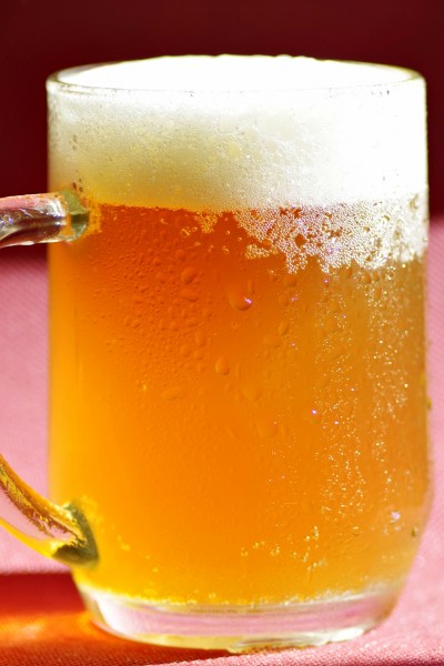 点击大图看下一张：一杯满满的啤酒图片
