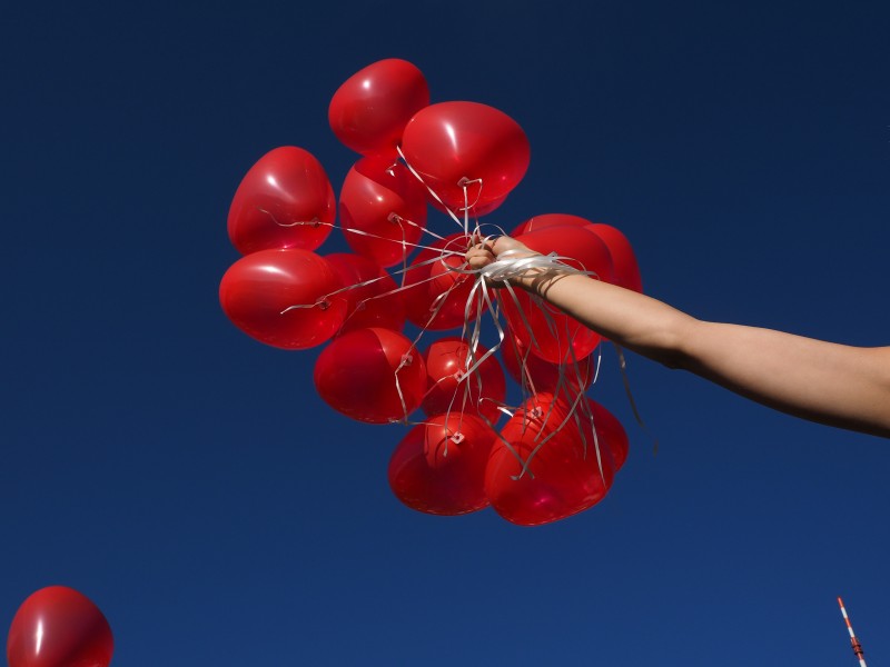 点击大图看下一张：心形红气球图片