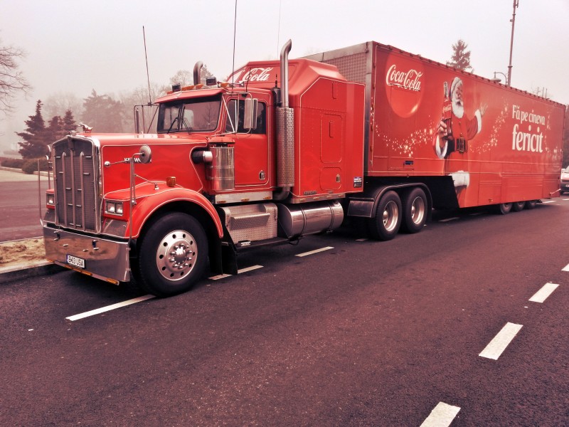 点击大图看下一张：可口可乐运输车图片