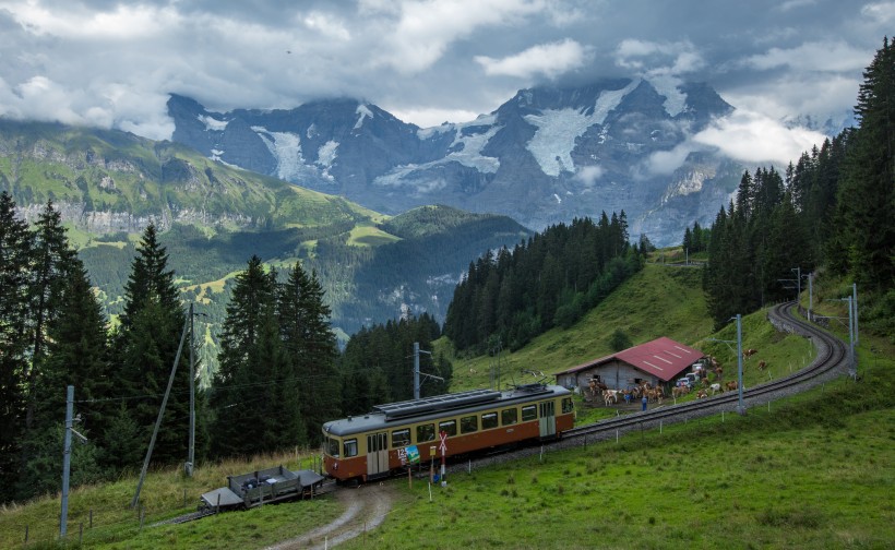 点击大图看下一张：瑞士阿尔卑斯山风景图片