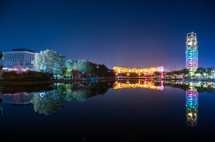 点击大图看下一张：夜晚城市的水中倒影图片