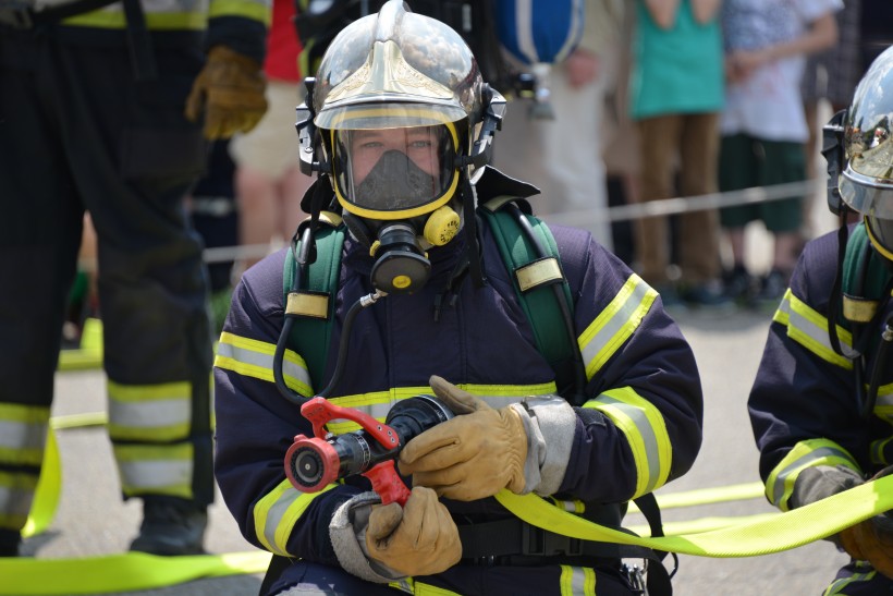 点击大图看下一张：英勇的消防员图片