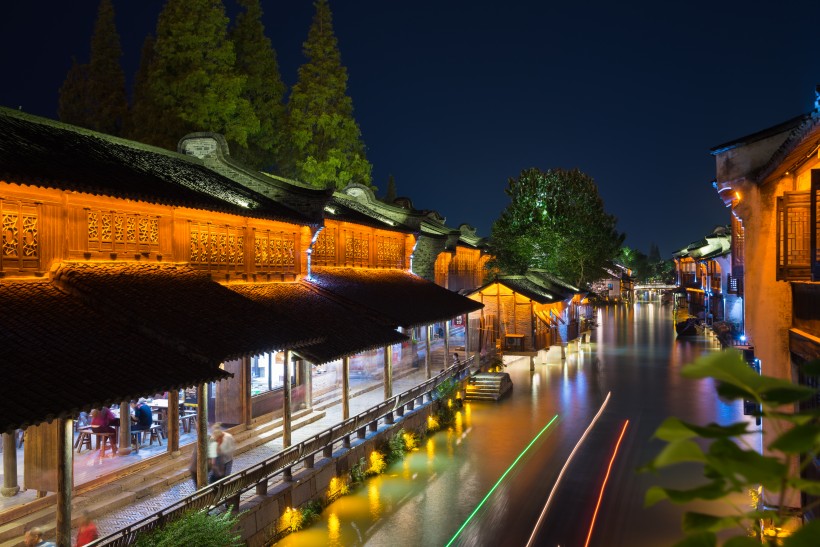 点击大图看下一张：浙江乌镇五彩缤纷的夜景图片