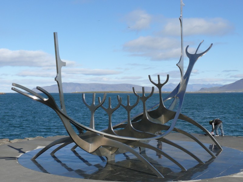 点击大图看下一张：冰岛首都雷克雅未克著名景点太阳船图片