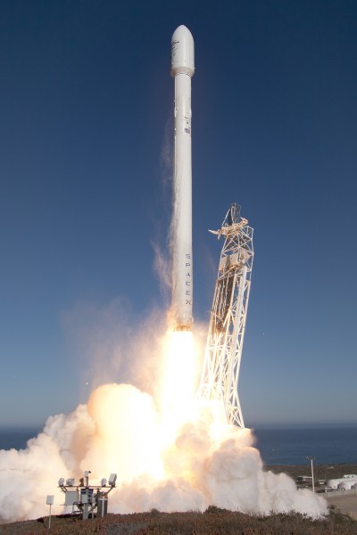点击大图看下一张：发射升空的火箭图片