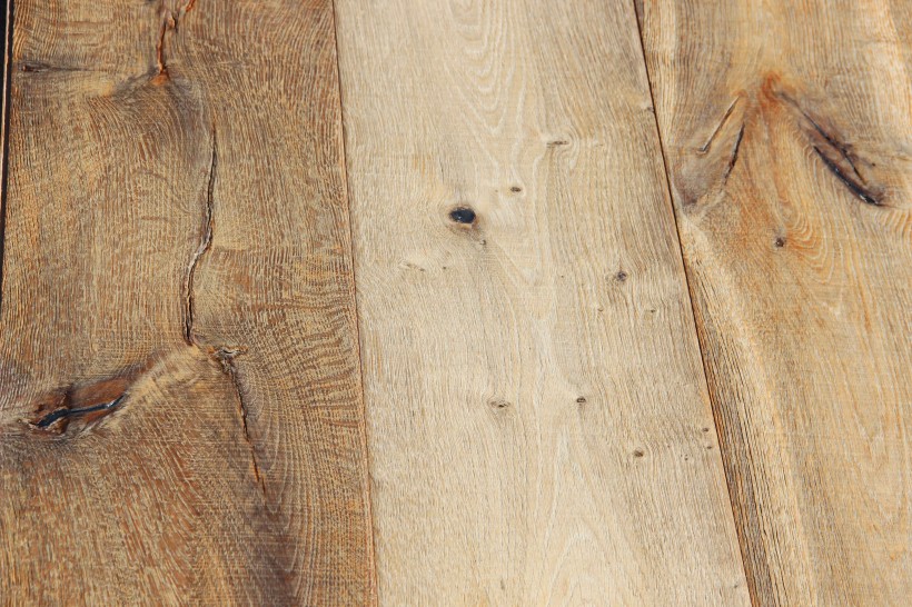 点击大图看下一张：光滑平整的木地板图片
