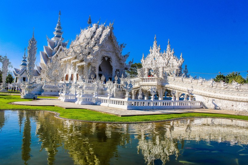 点击大图看下一张：雕刻精美的佛教建筑图片