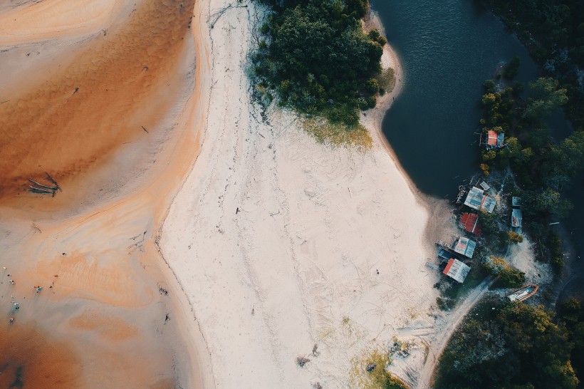 点击大图看下一张：无人机航拍海滩图片