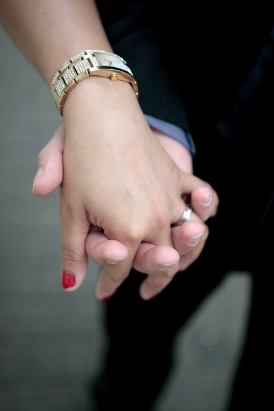 点击大图看下一张：带着结婚戒指的手图片