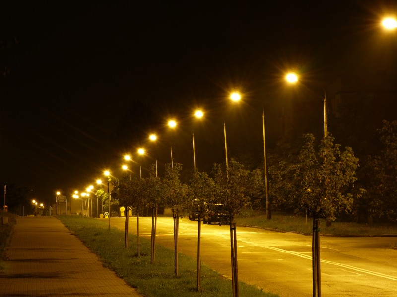 点击大图看下一张：晚上路灯闪亮的街道图片