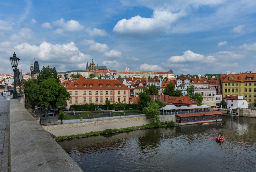 点击大图看下一张：捷克首都布拉格城市建筑风景图片