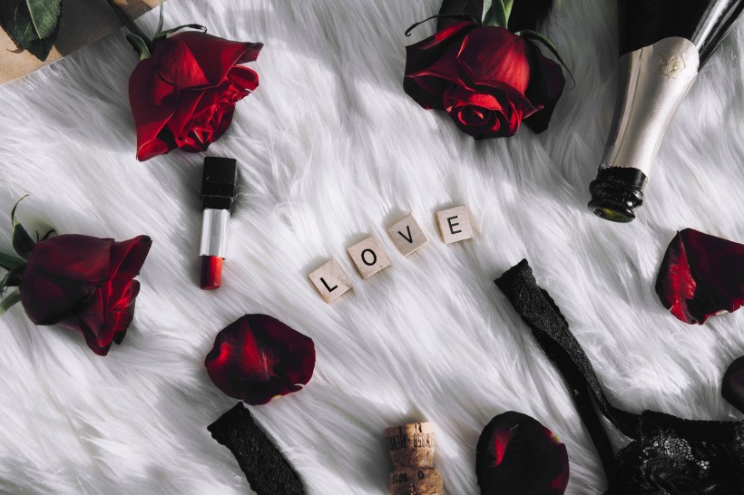 点击大图看下一张：情人节用玫瑰和桌上游戏制造的惊喜图片