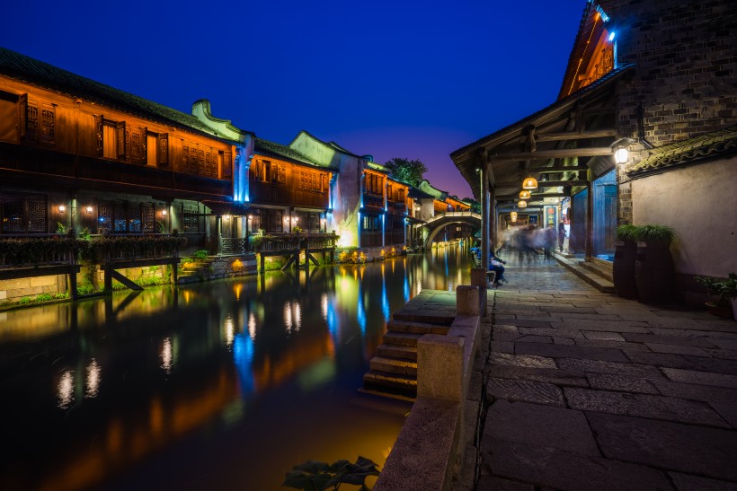 点击大图看下一张：浙江乌镇五彩缤纷的夜景图片