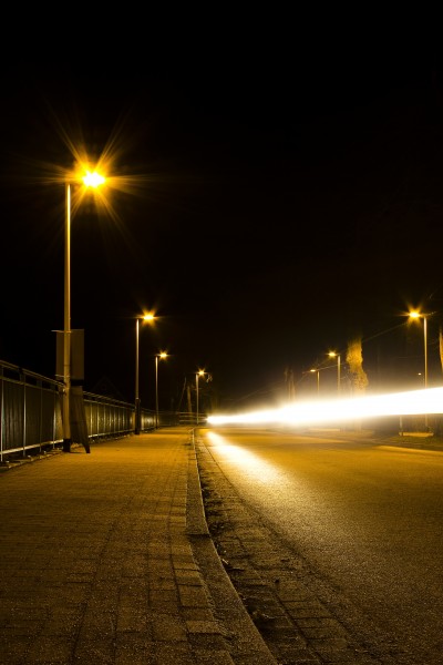 点击大图看下一张：晚上路灯闪亮的街道图片