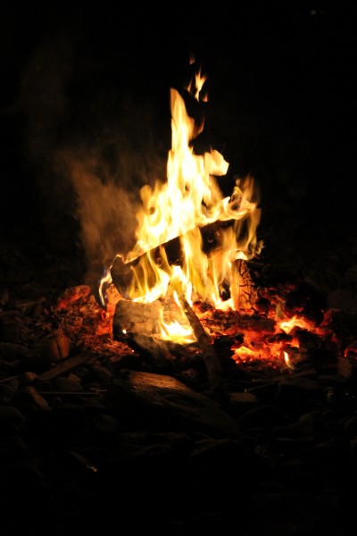 点击大图看下一张：熊熊燃烧的篝火图片