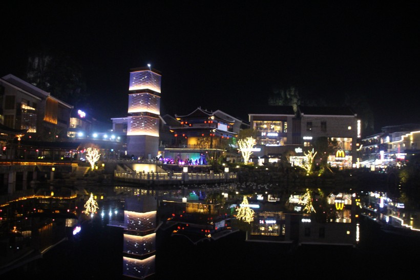 点击大图看下一张：夜晚城市的水中倒影图片