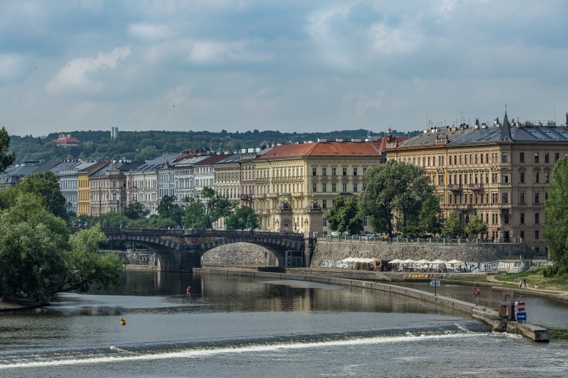 点击大图看下一张：捷克首都布拉格城市建筑风景图片