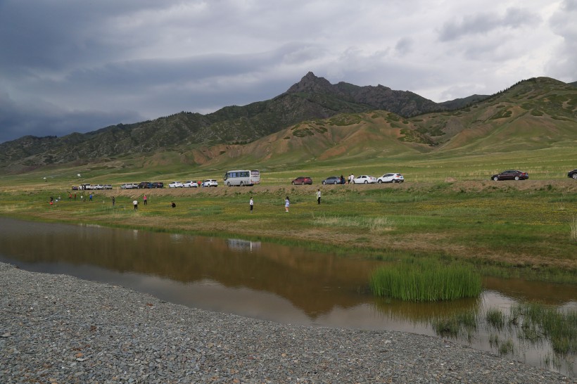 点击大图看下一张：美丽的新疆赛里木湖风景图片
