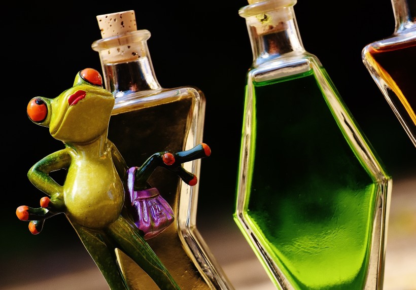 点击大图看下一张：青蛙玩具与鸡尾酒放在一起图片