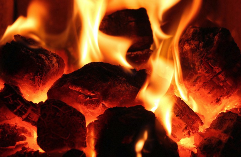 点击大图看下一张：燃烧的炭火图片