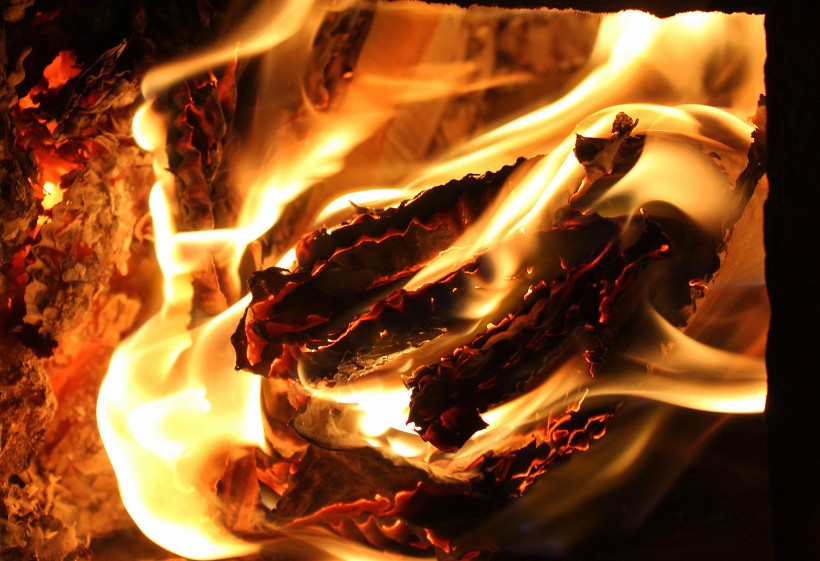 点击大图看下一张：燃烧的炭火图片