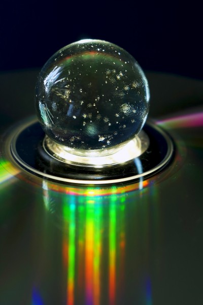 点击大图看下一张：光滑透明的水晶球图片