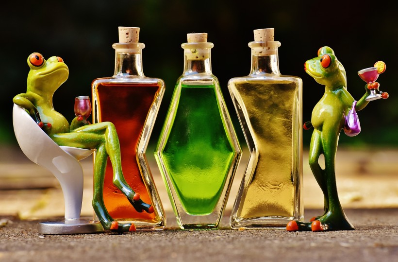 点击大图看下一张：青蛙玩具与鸡尾酒放在一起图片