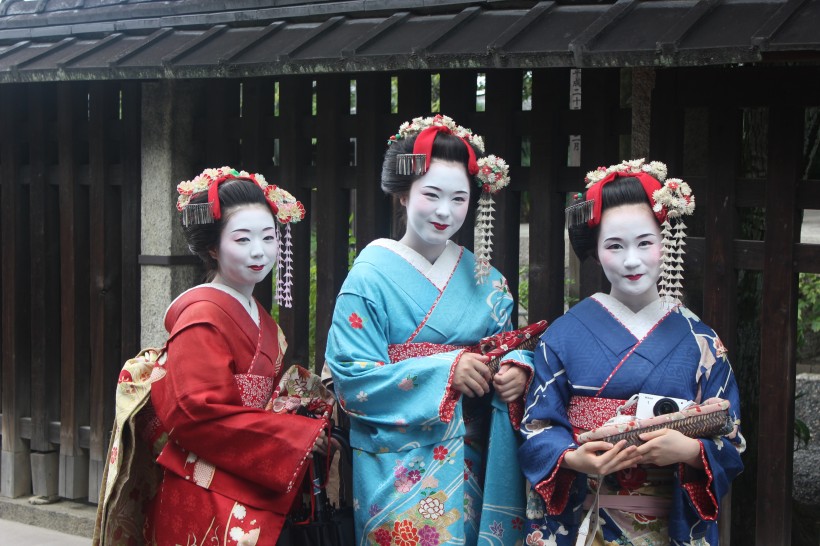 点击大图看下一张：穿着和服的年轻日本女孩图片