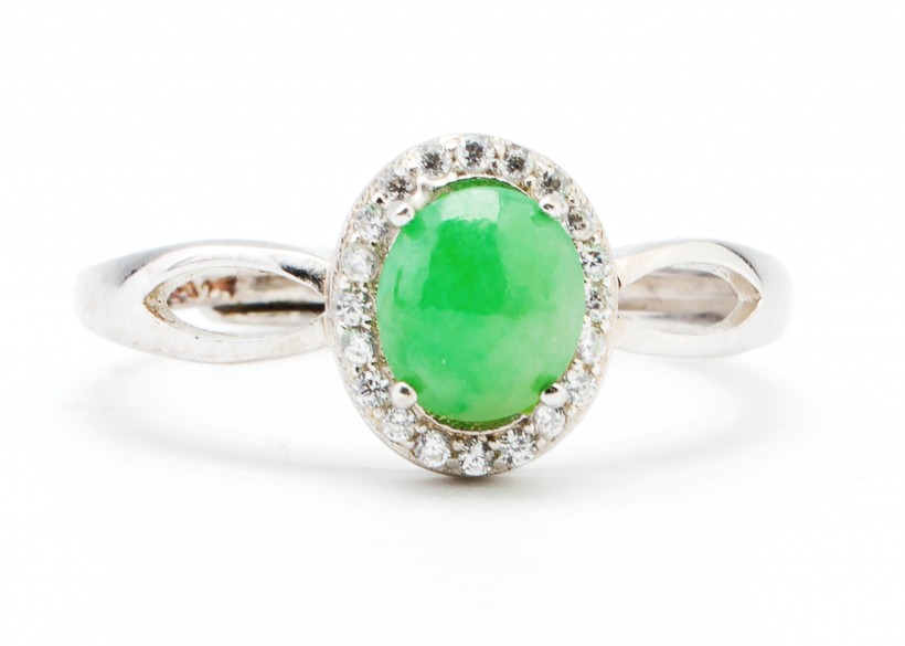 点击大图看下一张：翠绿精制的玉石戒指图片