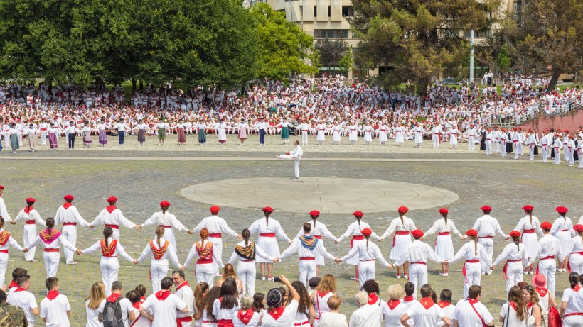 点击大图看下一张：西班牙圣佛明节图片