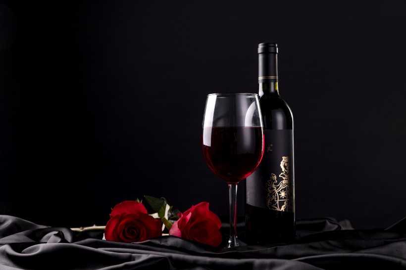 点击大图看下一张：高雅的红酒和红酒杯图片