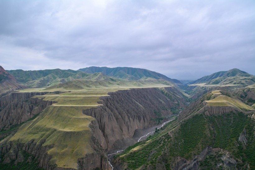 点击大图看下一张：新疆乌苏大峡谷自然风景图片