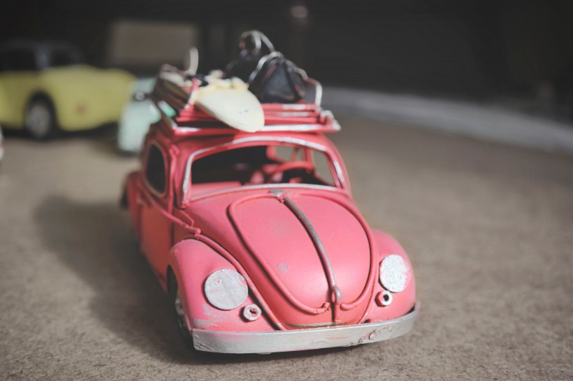 点击大图看下一张：可爱的复古玩具车图片
